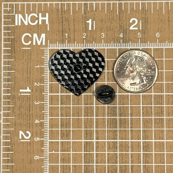 Free Mom Hugs Heart Shaped Enamel Pin Pride LGBTQIA+ Rainbow - Picture 4 of 4